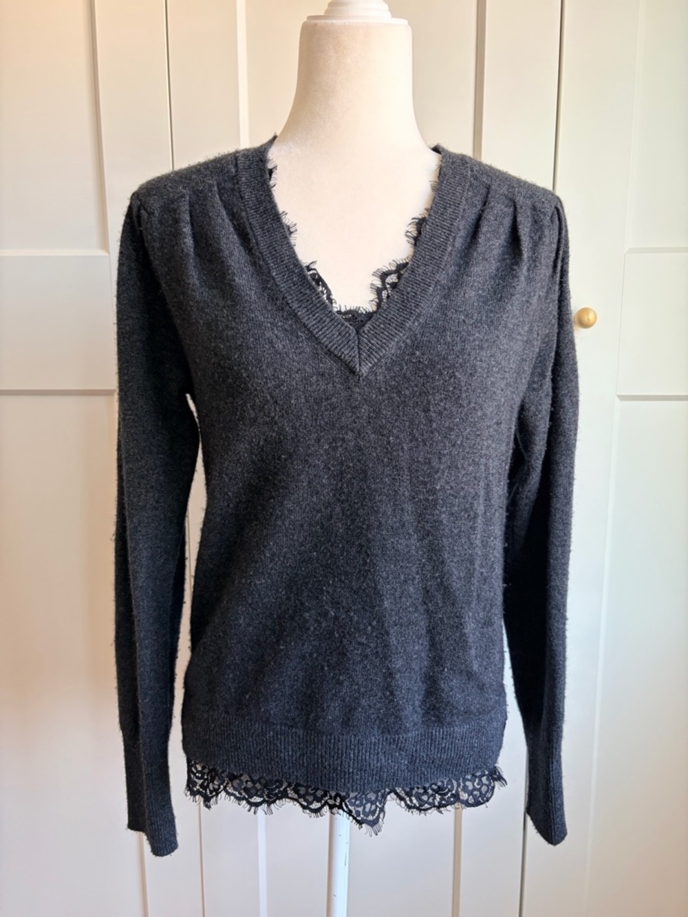 Brochu WalkerLace Vee Looker Pullover V-Neck Sweater in Charcoal Gray | S - Picture 3 of 7